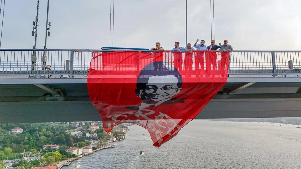CHP'li milletvekilleri Boğaz Köprüsü'ne 'İmamoğlu'na özgürlük' pankartı astı