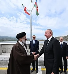 İran Cumhurbaşkanı İbrahim Reisi ve heyetini taşıyan helikopterin enkazına ulaşıldı. İranlı yetkililer Reisi'nin beraberindeki heyet ile hayatını kaybettiğini bildirdi. İran devlet televizyonu, İbrahim Reisi ve Dışişleri Bakanı Hüseyin Emir Abdullahiyan’