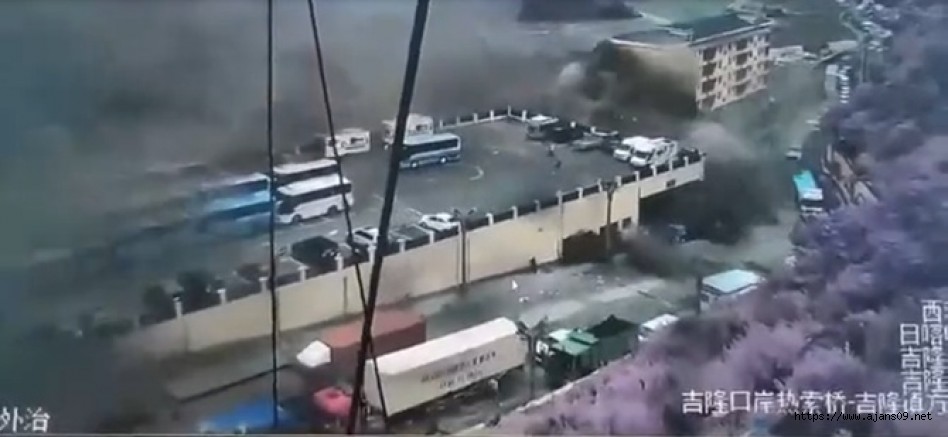 NEPAL'DE ÖLÜ SAYISI EN AZ 781 KİŞİYE ULAŞTI