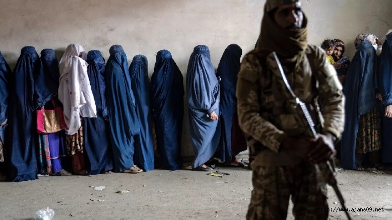 Taliban, kadınların ses ve yüzünü kamusal alanda yasakladı...