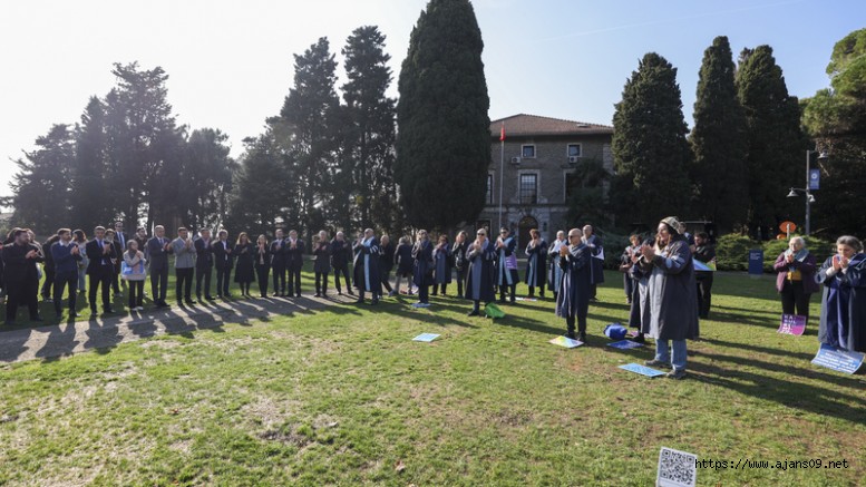 ‘Üniversite Kapısına Kelepçe Astılar’